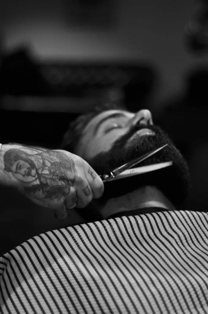 Barbeiro profissional trabalhando
